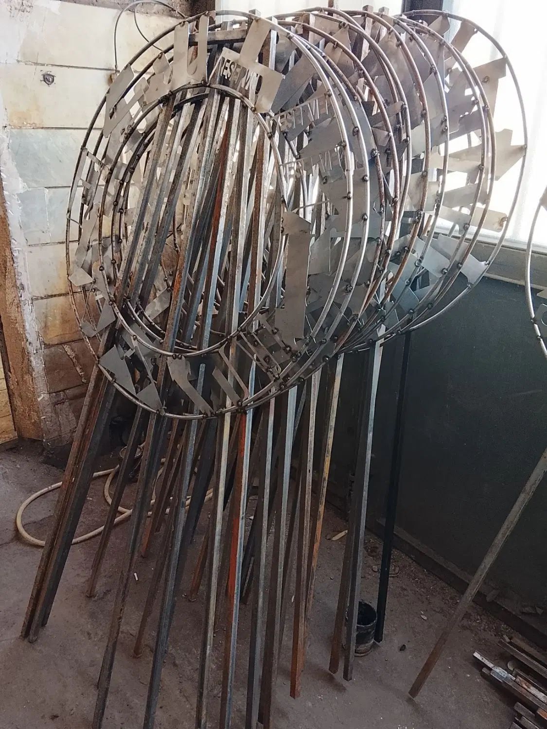 تولیدکننده انواع استند گلدان و سه پایه تاج گل|صنایع دستی و سایر لوازم تزئینی|محلات, |دیوار