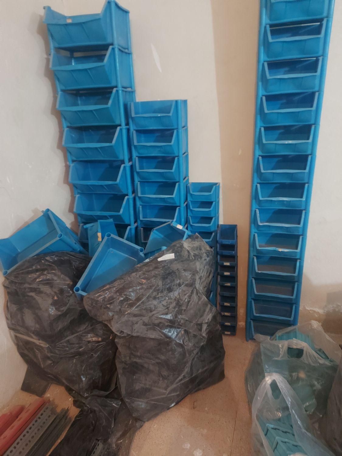 تعدادی قفسه و پالت فروشگاهی در حد نو یکجا|فروشگاه و مغازه|آبسرد, |دیوار