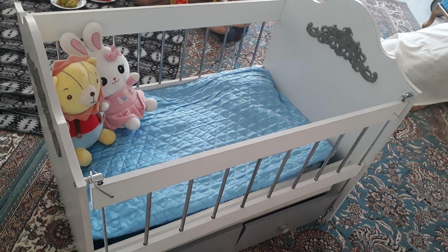 تخت کنار مادر (گهواره)|تخت و سرویس خواب|شهریار, شهریار|دیوار