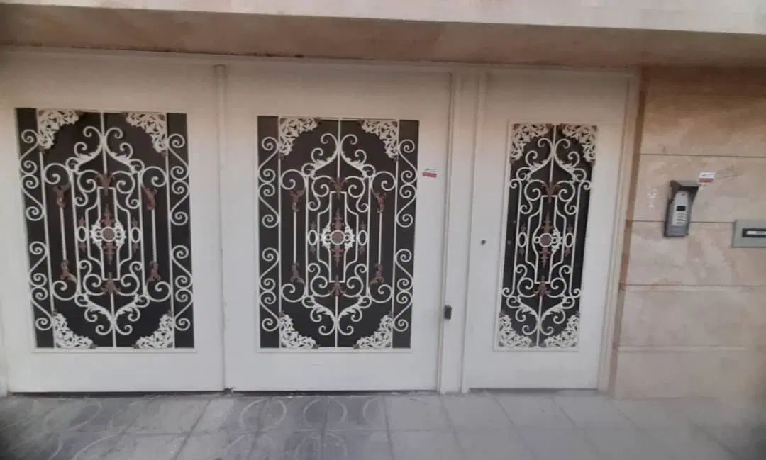 به کارگر نقاش نیاز دارم|استخدام معماری، عمران و ساختمانی|تهران, لاله زار|دیوار