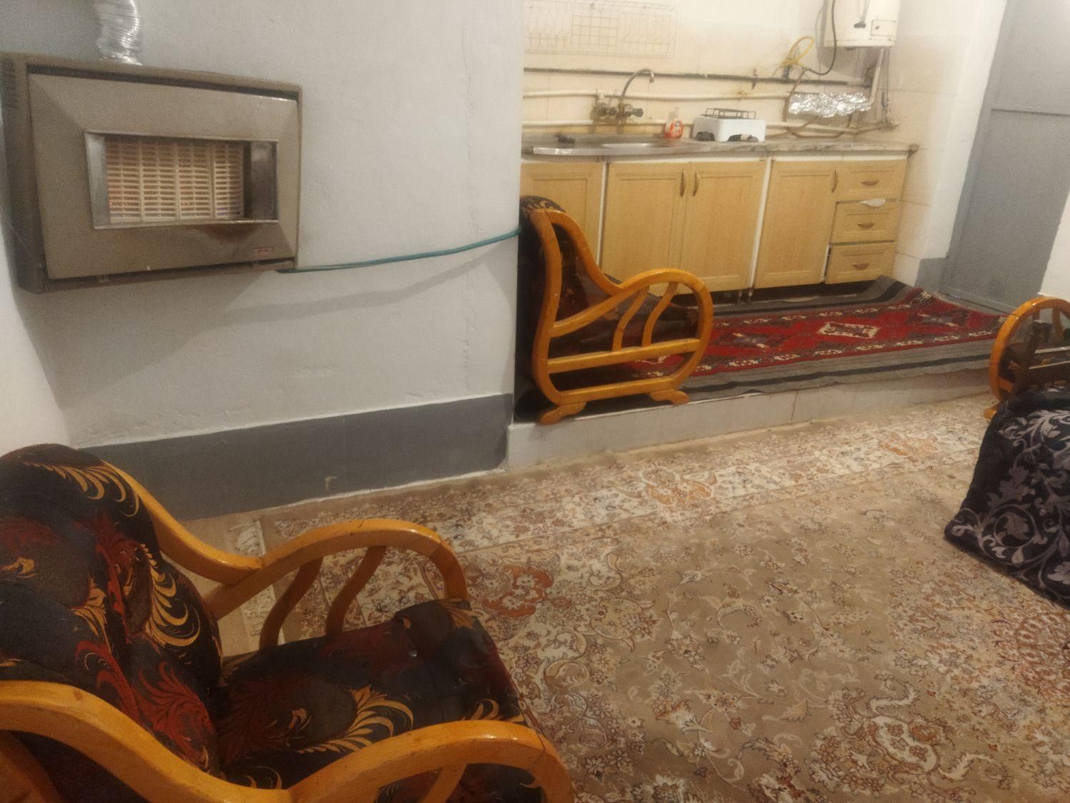 اجاره روزانه منزل جنب درمانگاه شبانه روزی امام رضا|اجارهٔ کوتاه‌مدت آپارتمان و سوئیت|شیراز, پانصد دستگاه ارتش|دیوار