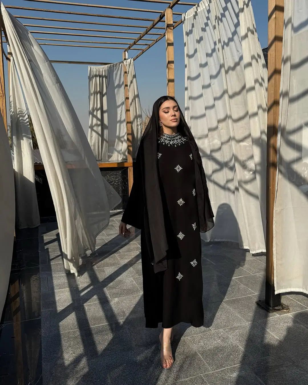 مانتو مجلسی|لباس|تهران, دبستان|دیوار