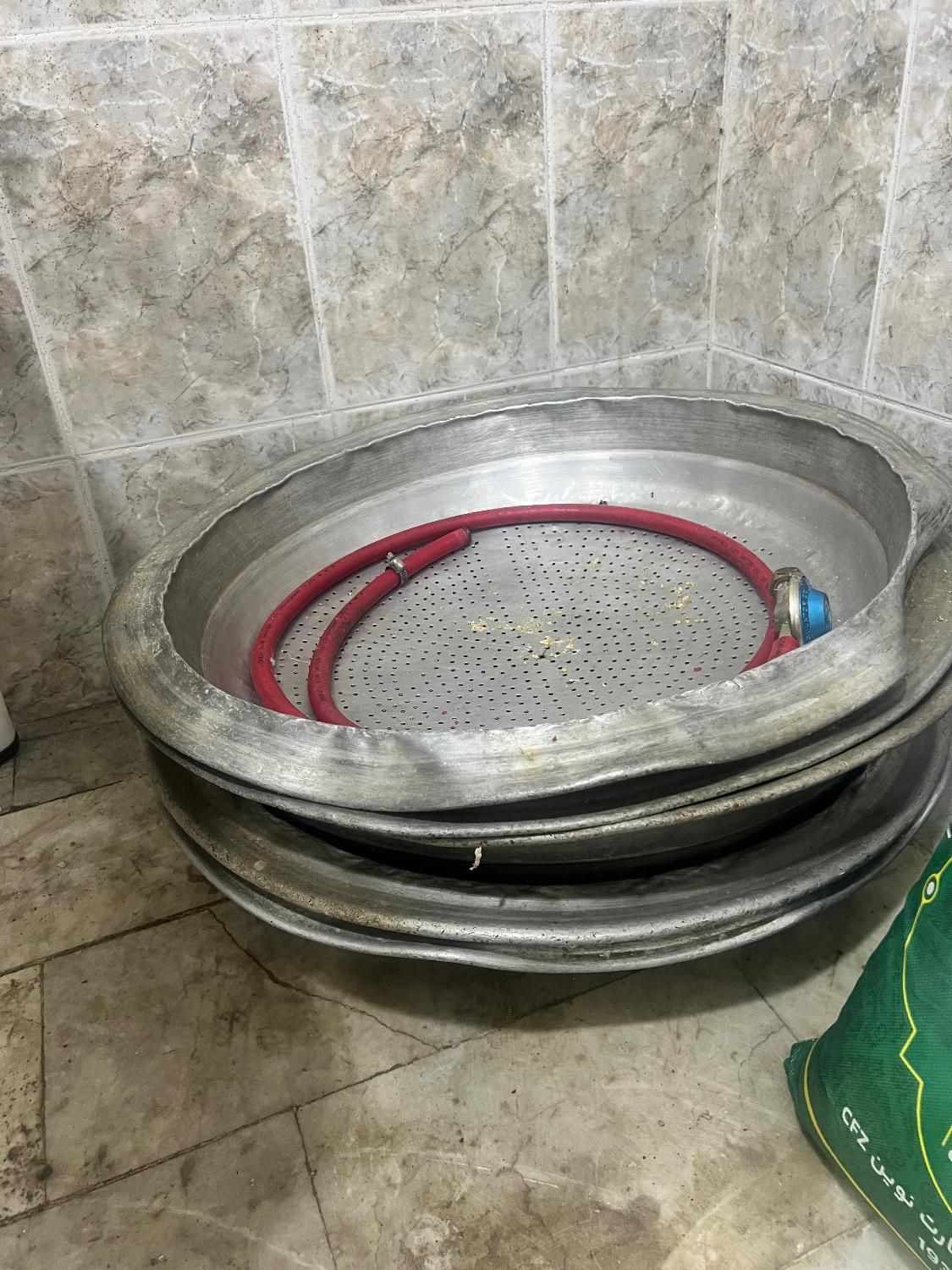 ابکش فلزی محکم بزرگ،سطل پلاستیکی محکم دربدار|ظروف پخت‌وپز|چابهار, |دیوار