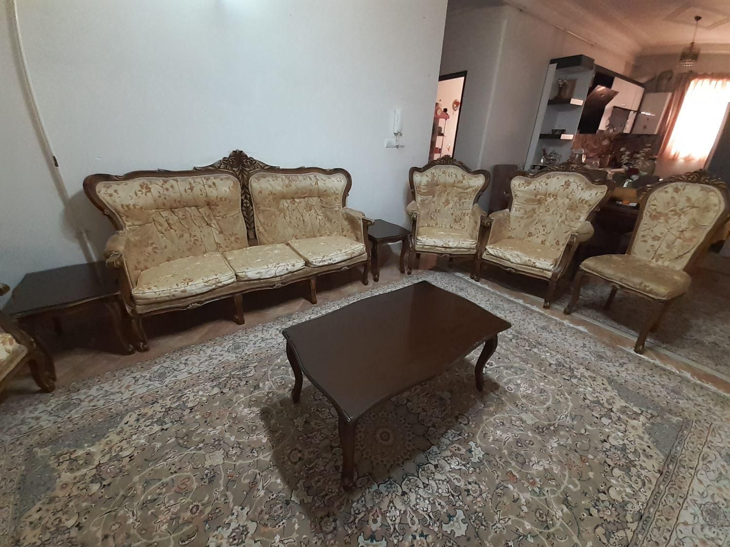 فروش مبل کلاسیک ۹ نفره و میزهای عسلی|مبلمان خانگی و میز عسلی|رشت, گیل|دیوار