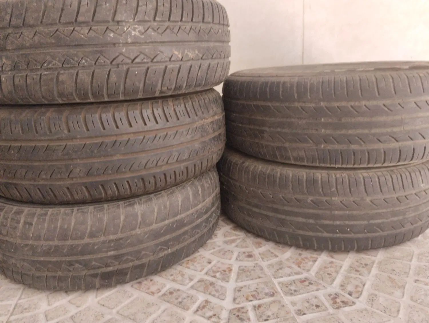 لاستیک ۱۴|قطعات یدکی و لوازم جانبی|رشت, دیلمان|دیوار