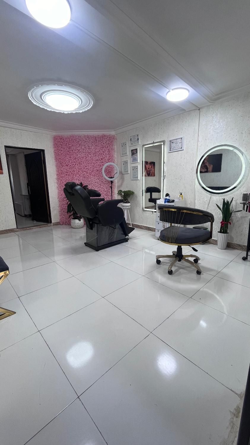 اجاره میز و صندلی در سالن زیبایی|خدمات آرایشگری و زیبایی|رشت, اسماعیل آباد|دیوار