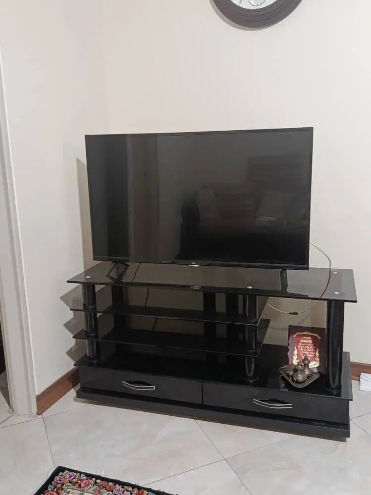 تلویزون TCL ۴۲ اینچ همراه با زیر تلویزون|تلویزیون و پروژکتور|تهران, سبلان (لشگر)|دیوار