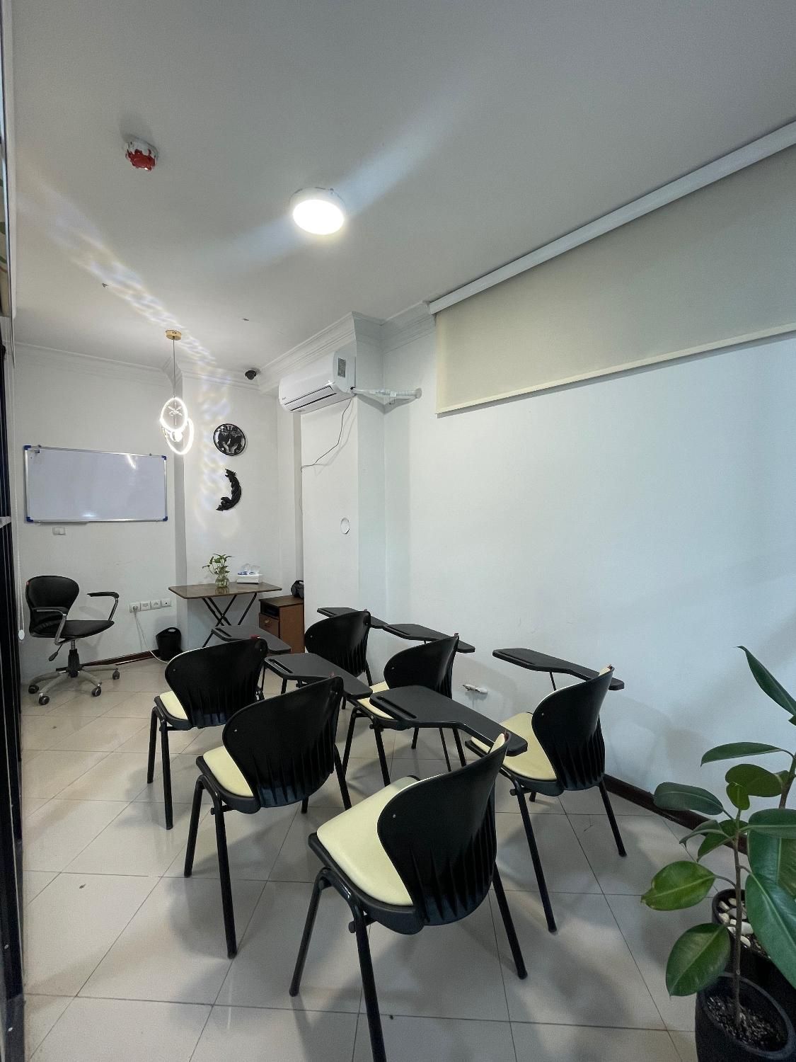 اجاره فضای کار اشتراکی به صورت ساعتی و روزانه|اجارهٔ کوتاه‌مدت دفتر کار و فضای آموزشی|مشهد, جانباز|دیوار