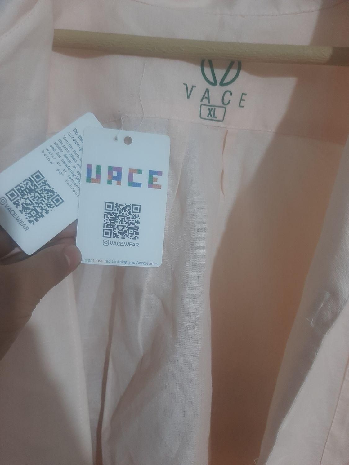 دوعددپیراهن|لباس|بومهن, |دیوار