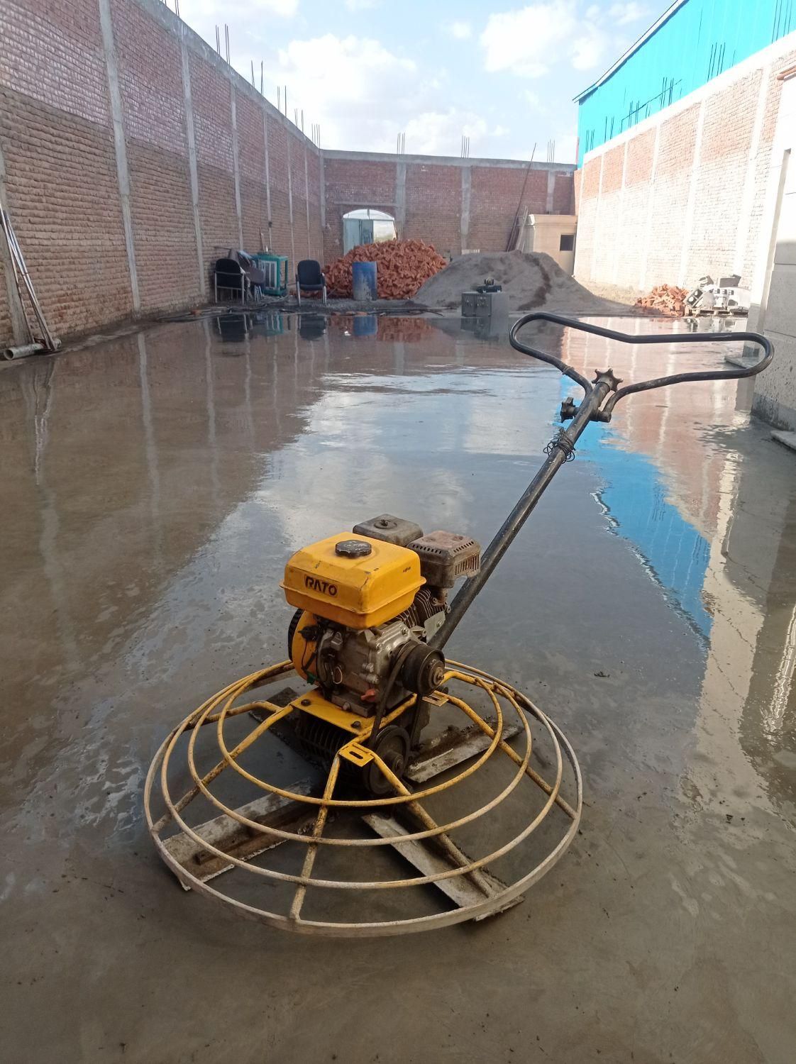 بتن ریزی کف وسقف با ماله پروانه ای با لیز روز|خدمات پیشه و مهارت|مشگین شهر, |دیوار