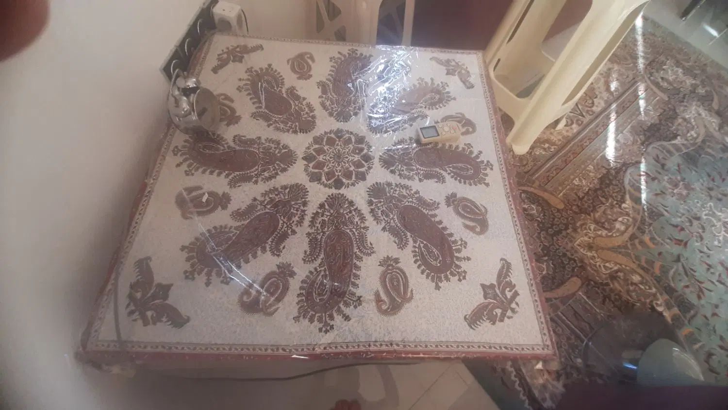 مبل ۶ نفره و میز عسلی|مبلمان خانگی و میز عسلی|رشت, رودباری|دیوار