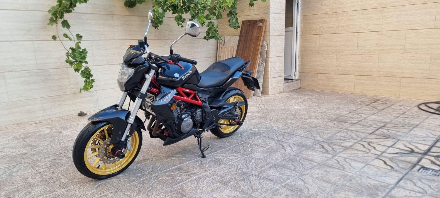 بنلی ۳۰۰ دو سیلندر ۹۶|موتورسیکلت|پرند, فاز ۱|دیوار