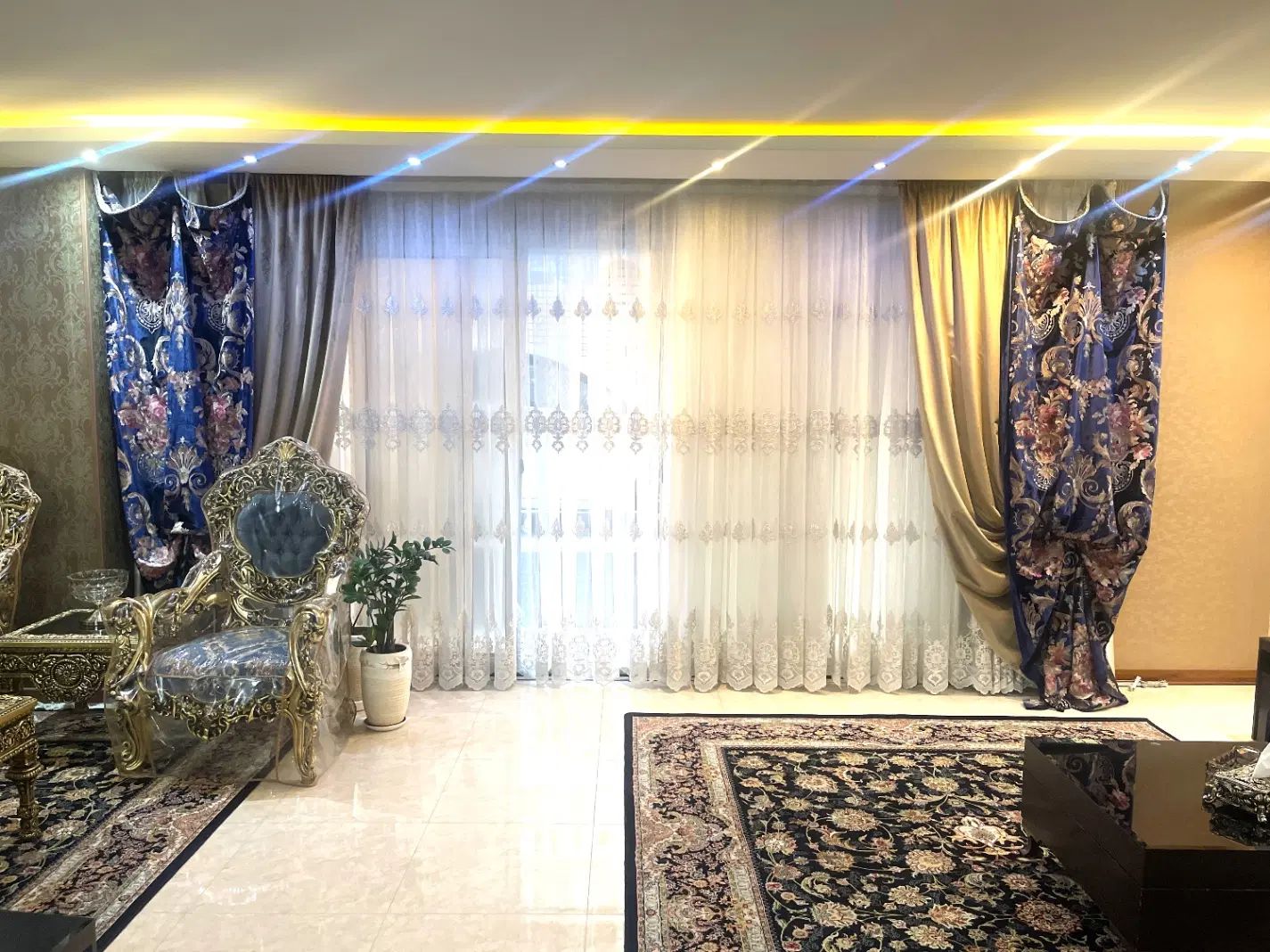 کتیبه های مخمل سورمه ای با گلدوزی|پرده، رانر، رومیزی|اصفهان, خواجو|دیوار