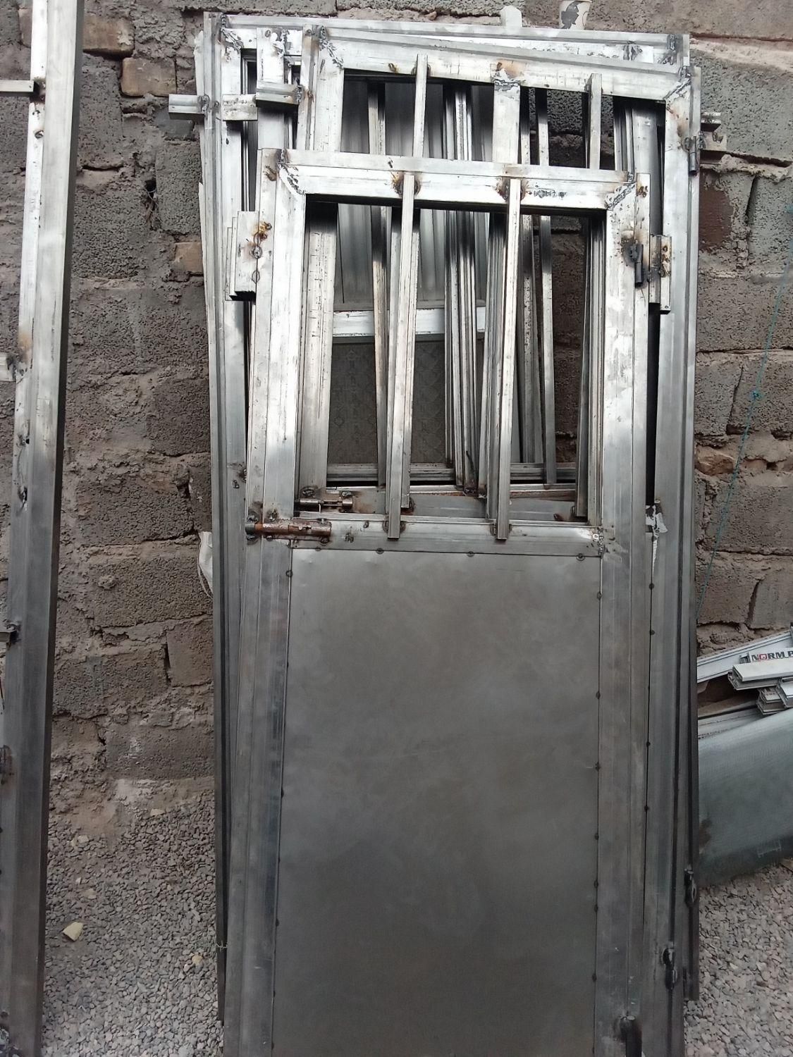 درب وپنجره فلزی  اهنی پیش ساخته سبک|خدمات پیشه و مهارت|کرمان, |دیوار