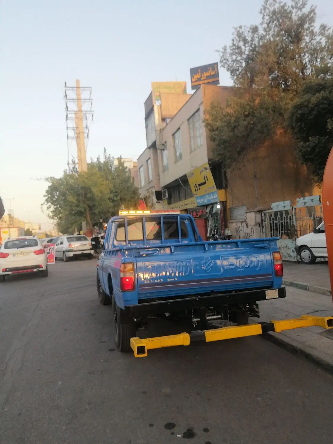 امداد خودرو یدک کش و چرخگیر خودرو بر جرثقیل|خدمات حمل و نقل|شیراز, ریشمک|دیوار