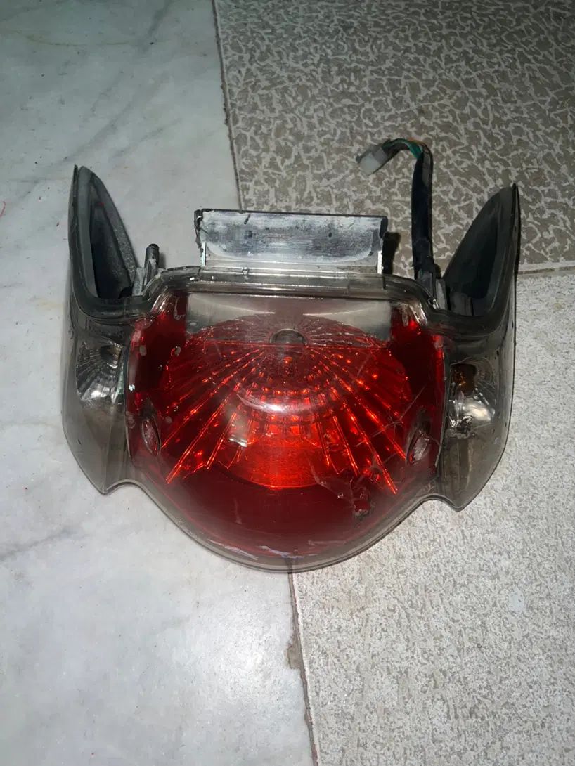 خطر عقب موتور (اصلی،فابریکی) شوکا 125 چراغ خطر|قطعات یدکی و لوازم جانبی|اصفهان, شیخ اشراق|دیوار