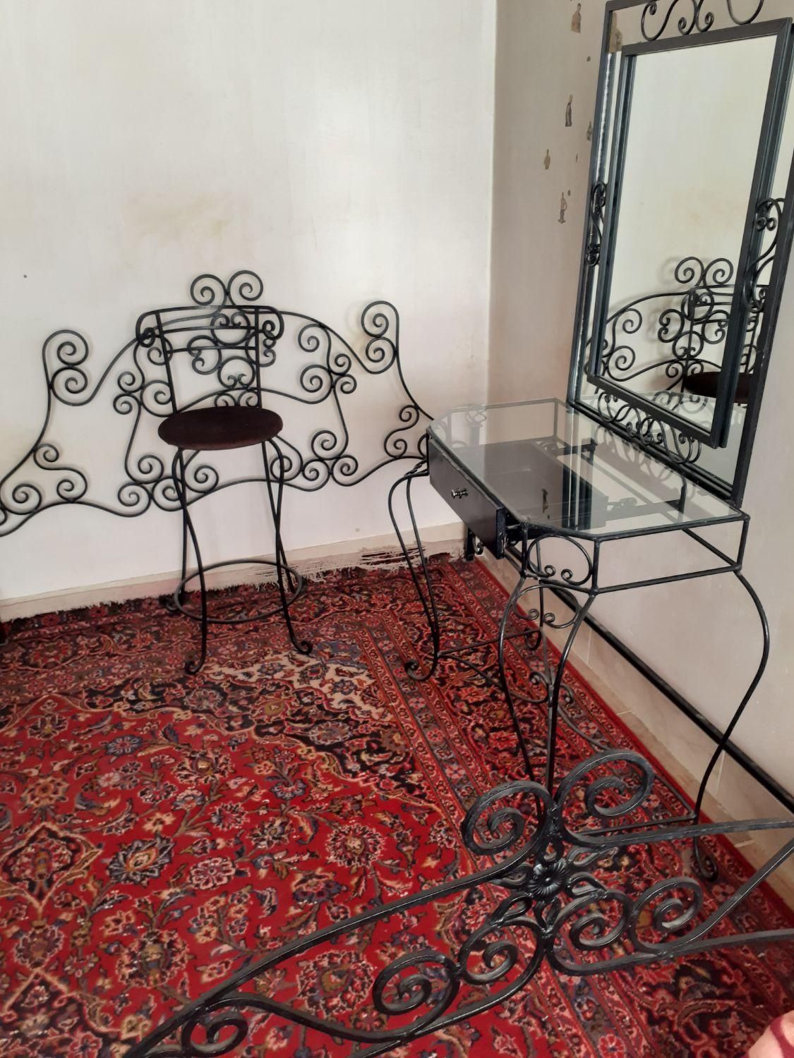 تخت خواب فلزی و میز ارایش و صندلی|تخت و سرویس خواب|اصفهان, ارداجی|دیوار