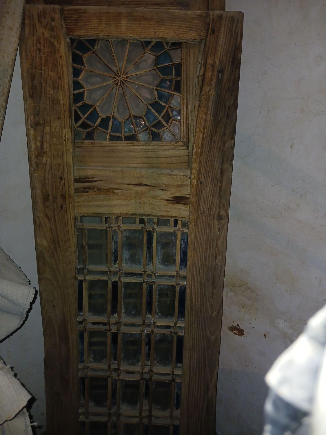 درب چوبی قدیمی شیشه ریز رنگی قاجاری|کلکسیون اشیاء عتیقه|یزد, |دیوار