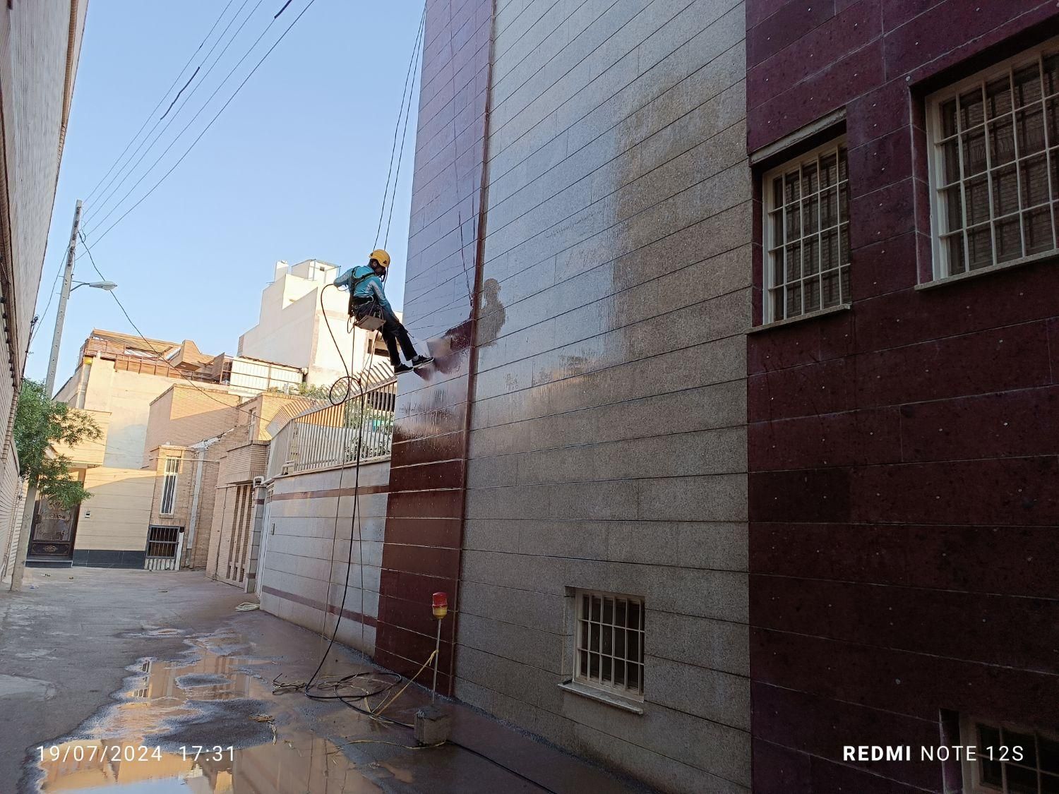 کار درارتفاع راپل شستشو نماپیچ رولپلاک بدون داربست|خدمات پیشه و مهارت|کرمان, |دیوار