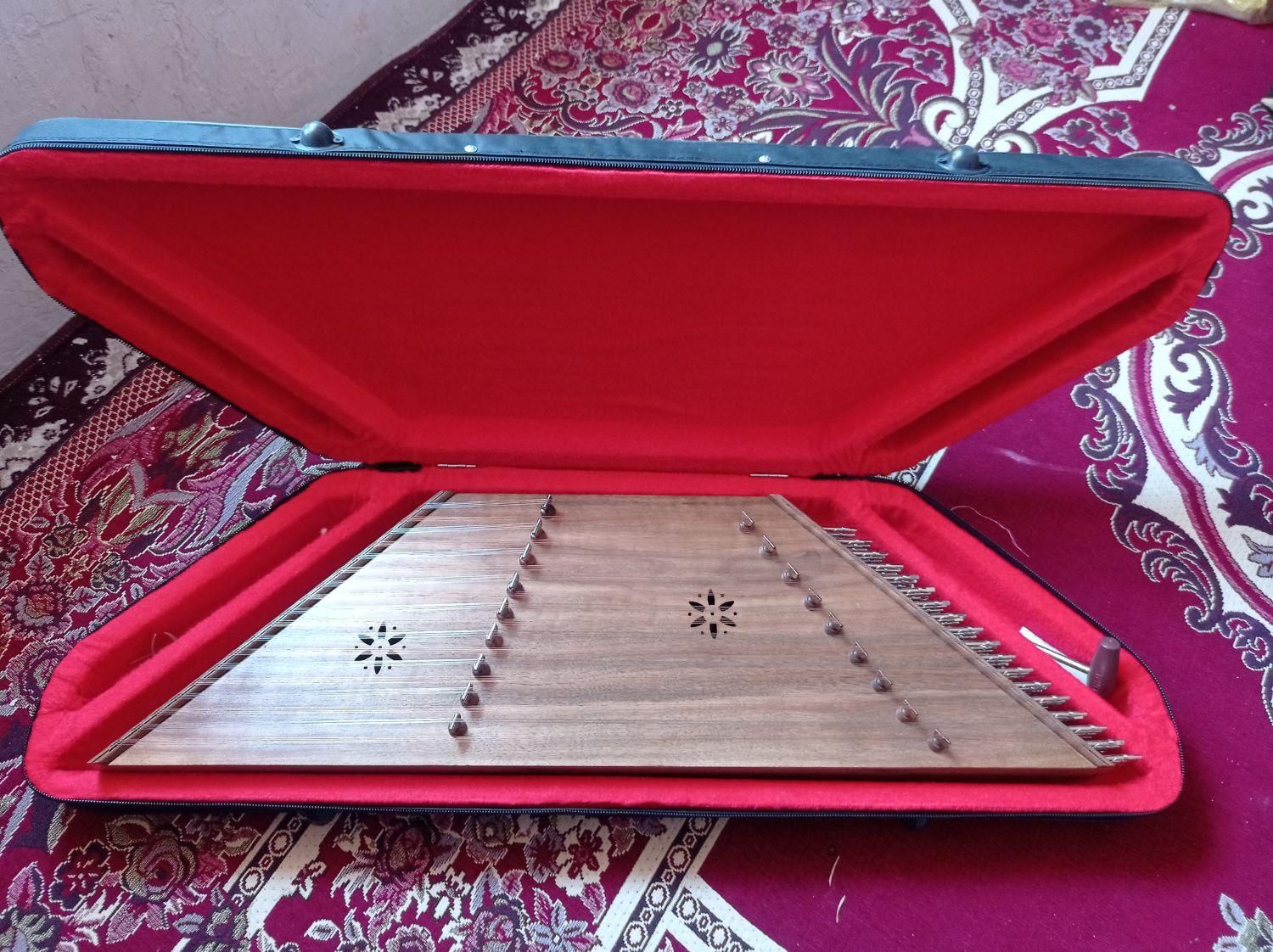 سنتور اکبری پور|سازهای سنتی|میبد, |دیوار