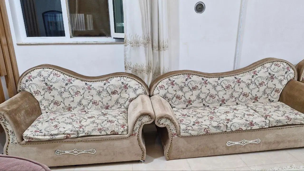 مبل کاملا تمیز و بدون کوچکترین لک و کثیفی در حد نو|مبلمان خانگی و میز عسلی|اسفراین, |دیوار