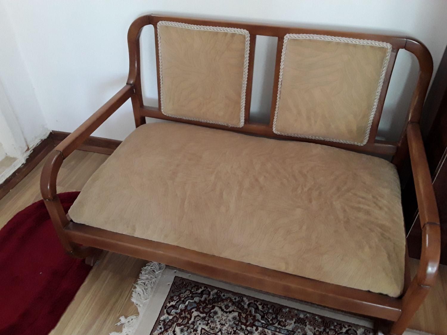 مبلمان ۱+۷ نفره به همراه میز مربوطه کاملا سالم|مبلمان خانگی و میز عسلی|مشهد, رضاشهر|دیوار