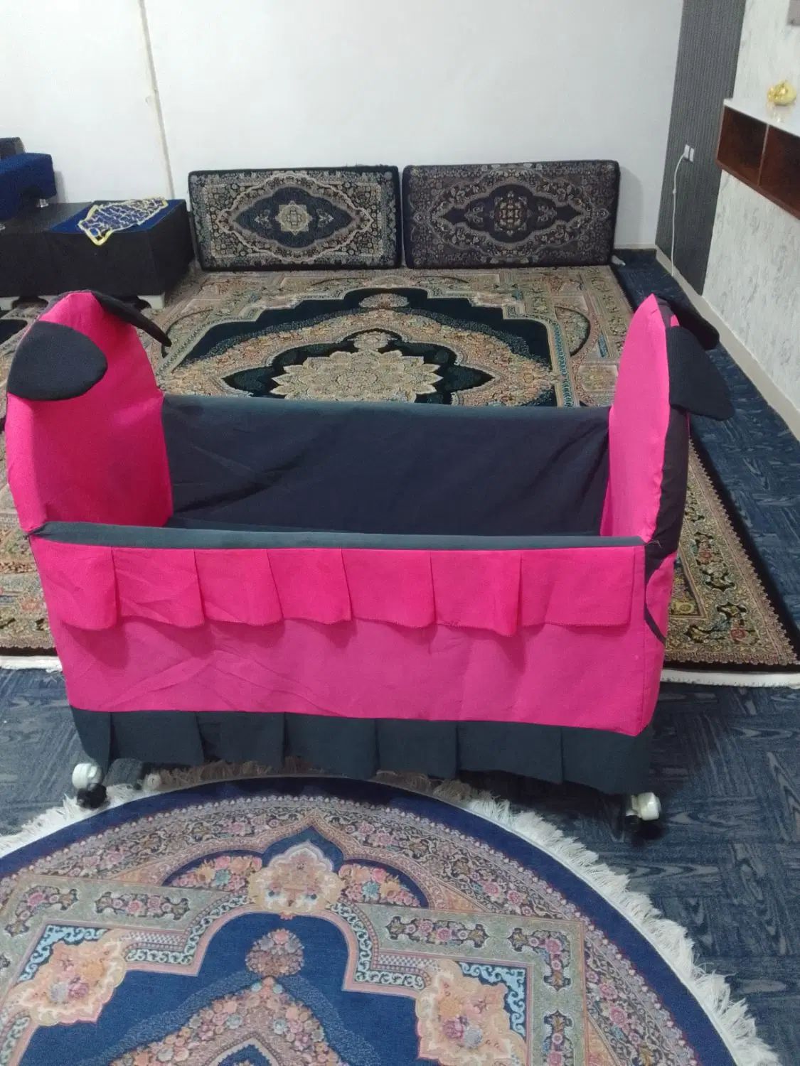 گهواره بچه کاملن سالم|تخت و صندلی بچه|رشت, عینک|دیوار