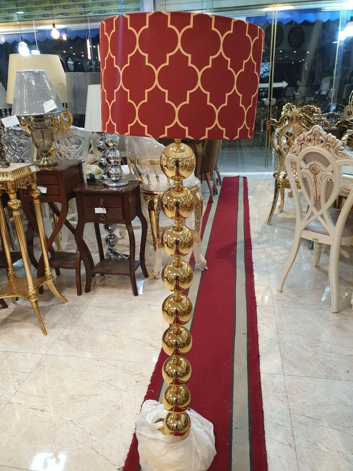 آباژور  کنار سالنی تمام گوی طلایی و نقره ای|چراغ خواب و آباژور|رشت, دیلمان|دیوار