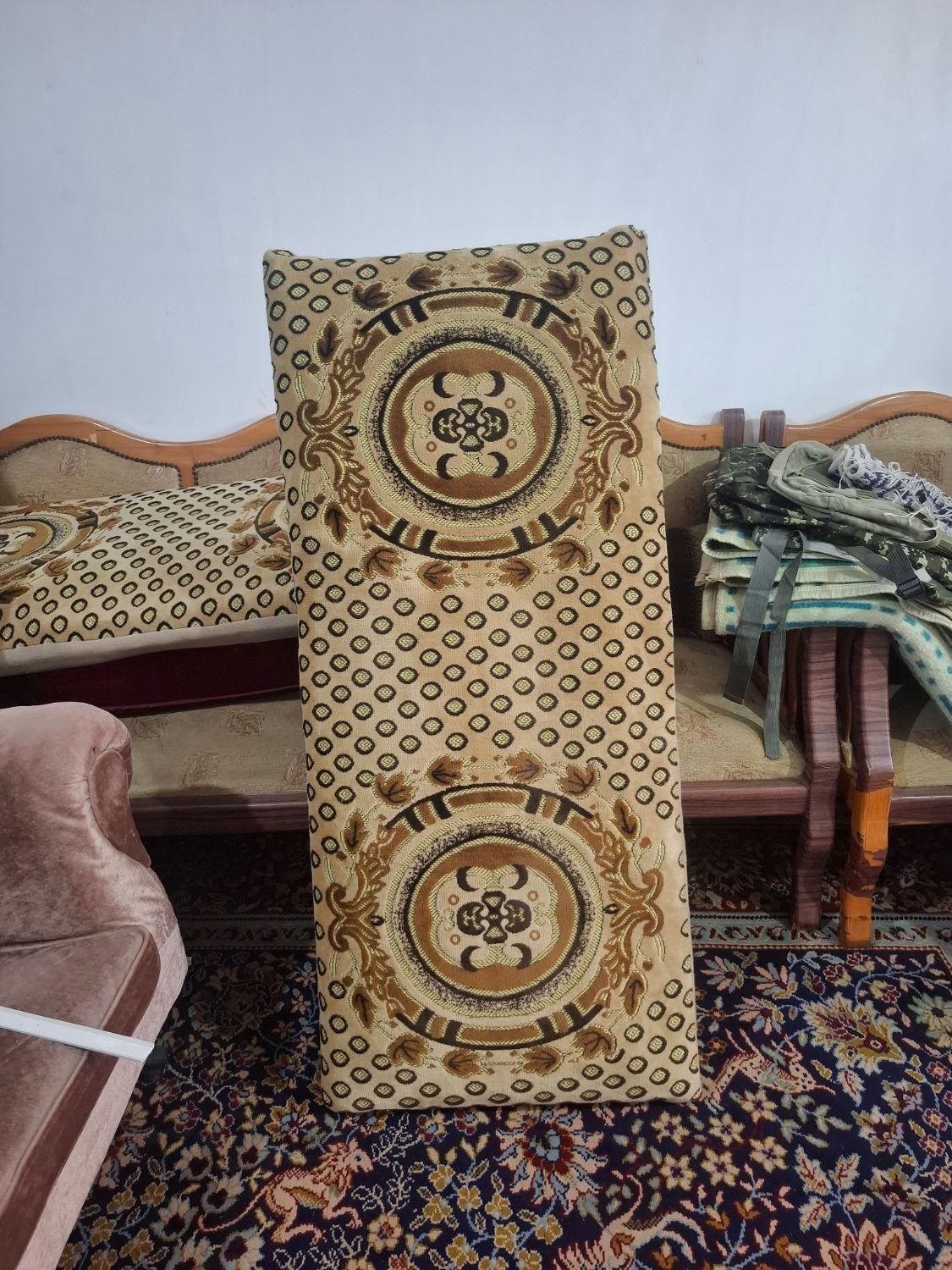 حدود ۸ عدد پشتی قدیمی دونه ای ۳۵۰|پشتی|بابل, |دیوار