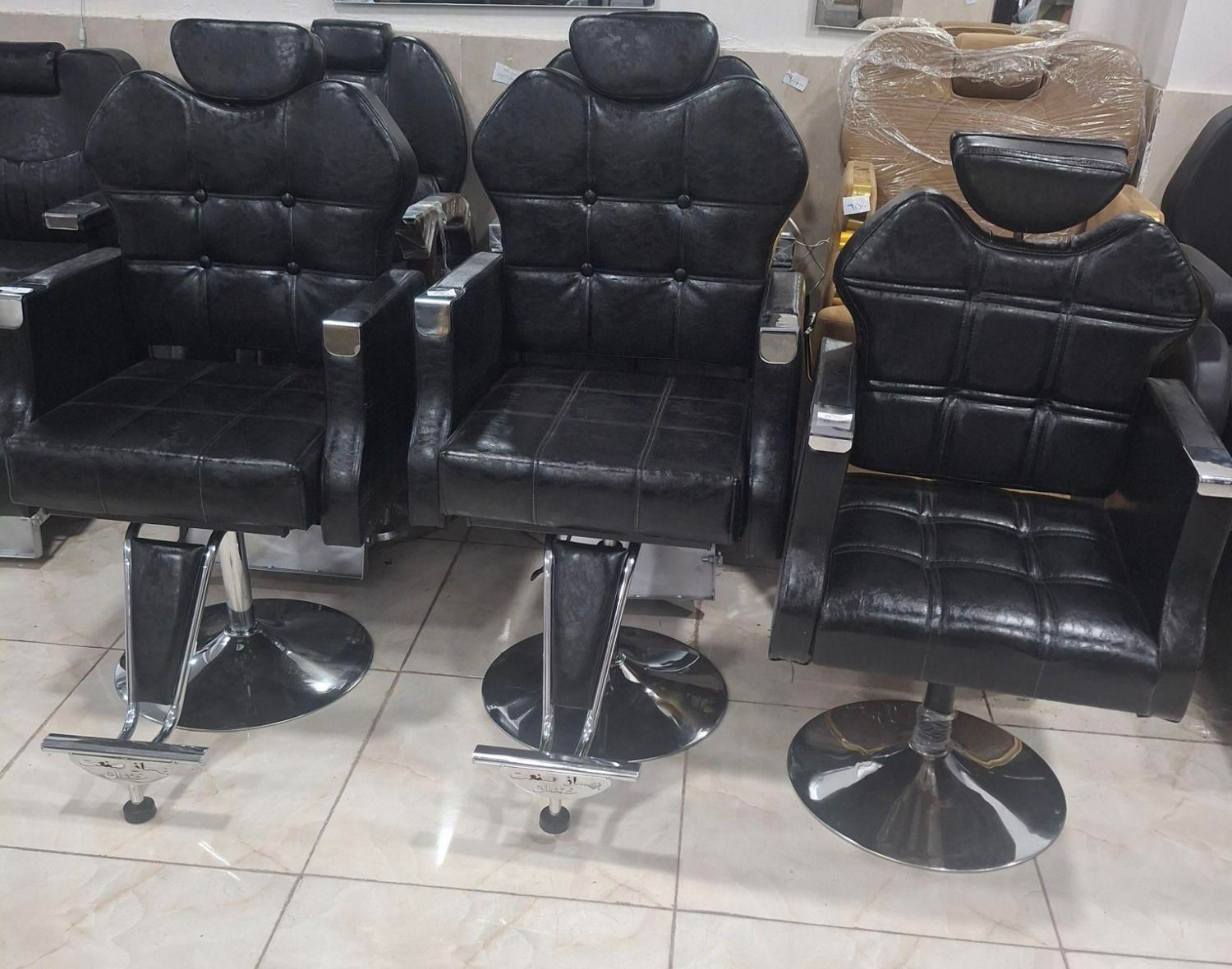 صندلی ارایشگاه مردانه|آرایشگاه و سالن‌های زیبایی|رشت, امین الضرب|دیوار