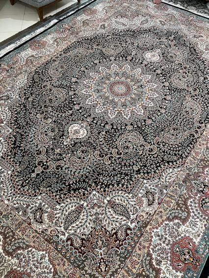 فرش ۹ متری ۷۰۰ شانه بسیار سنگین جفت هست|فرش|تهران, بهاران|دیوار