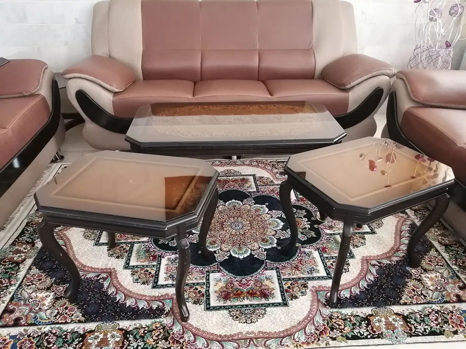 مبلمان چرمی ۱۰ نفره سالم + میز عسلی و میز جلو مبلی|مبلمان خانگی و میز عسلی|خمین, |دیوار