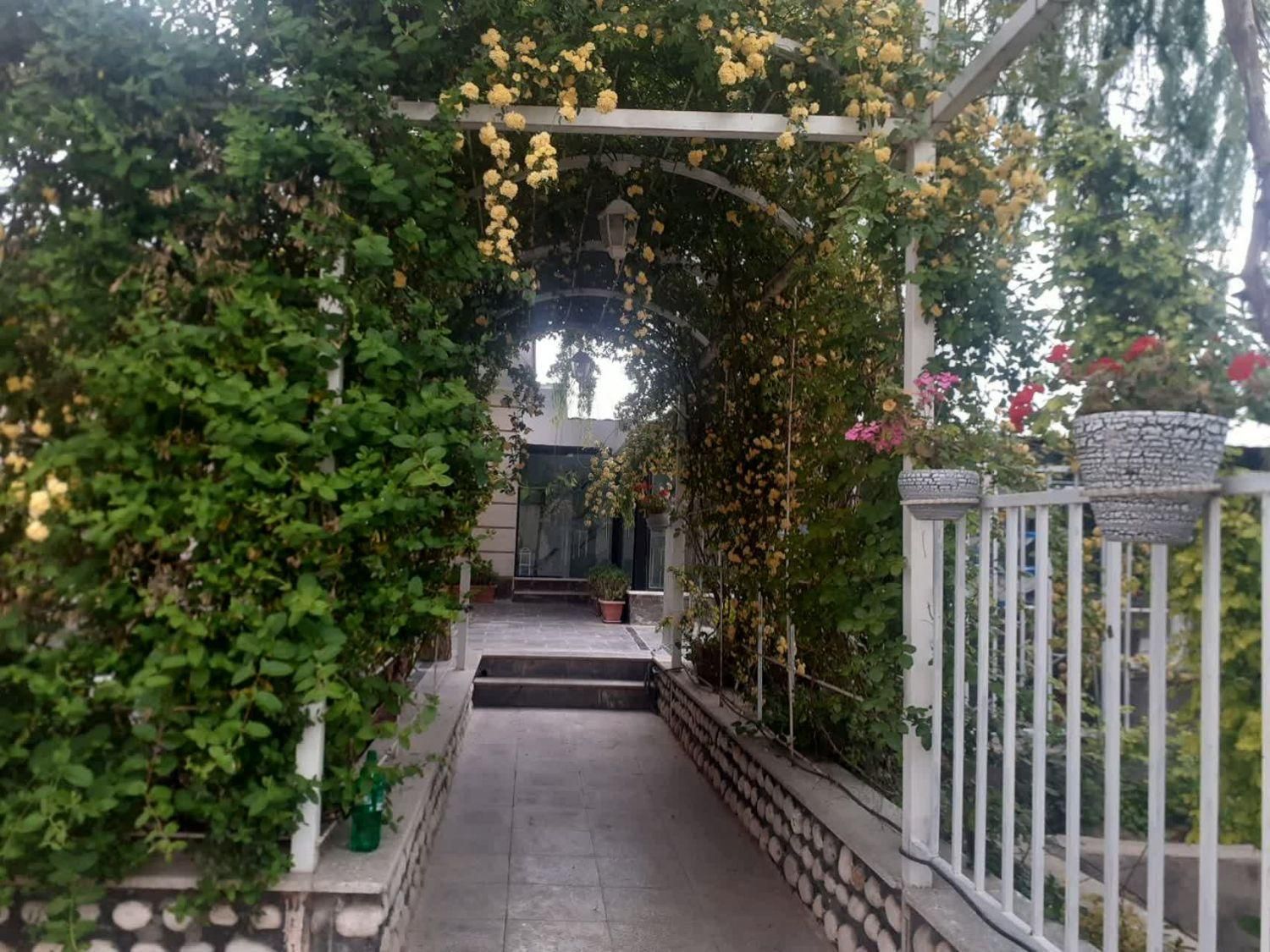 خانه باغ در شهر ماهان با استخر آب گرم سر پوشیده|اجارهٔ کوتاه‌مدت ویلا و باغ|کرمان, |دیوار