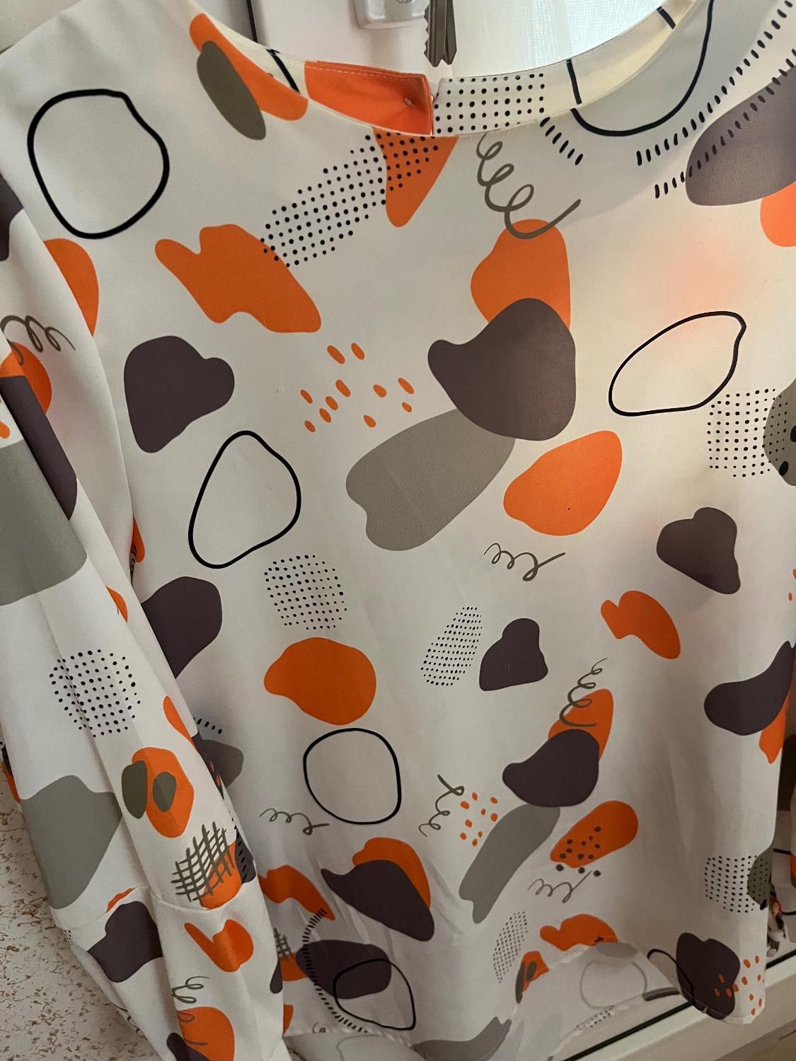 یک عدد شومیز مجلسی همراه با یک‌روسری قواره دارنو|لباس|کرمان, |دیوار