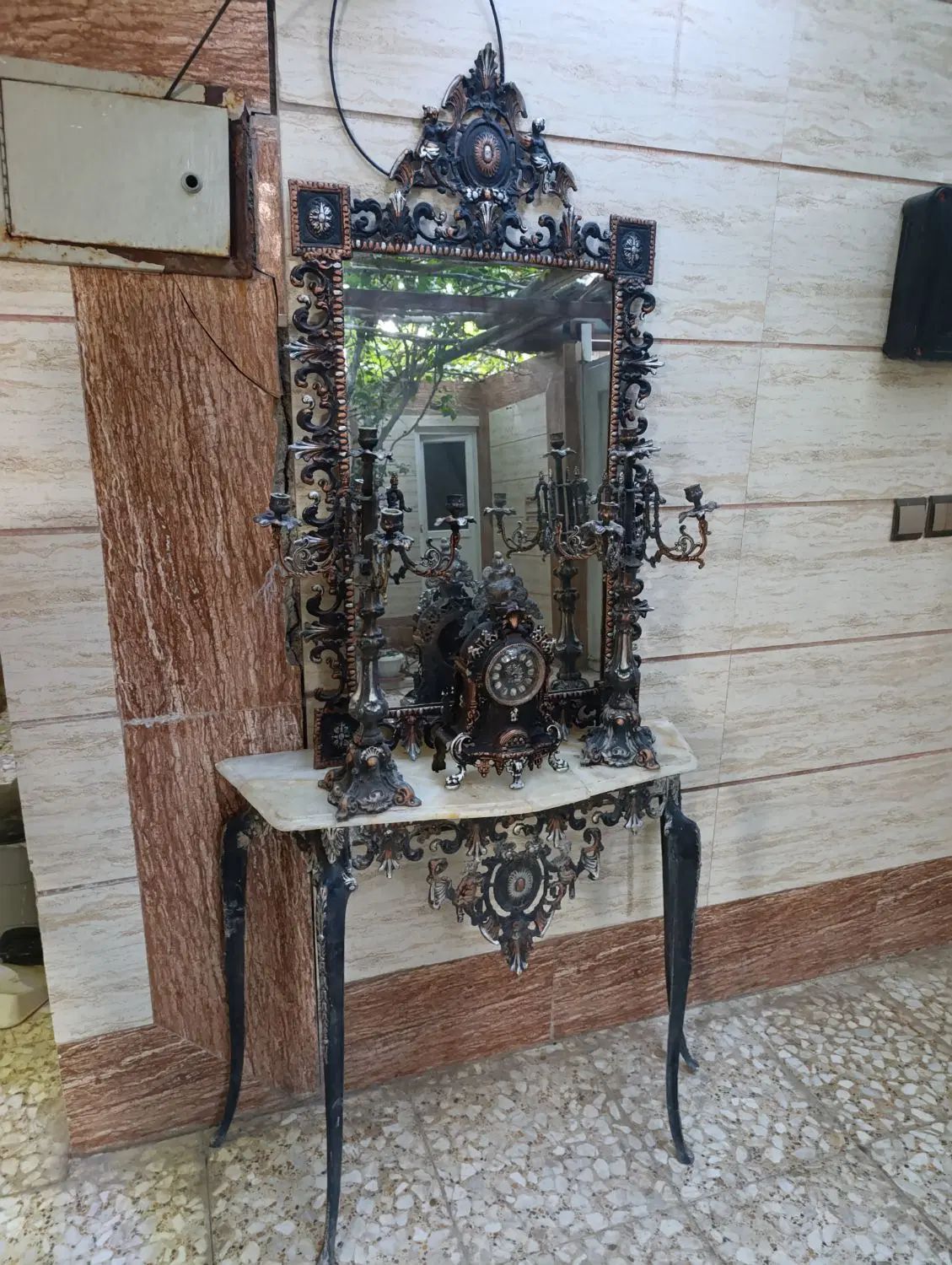 کنسول و آینه و شمعدان و ساعت فلزی|بوفه، ویترین، کنسول|اصفهان, جنیران (لادان)|دیوار