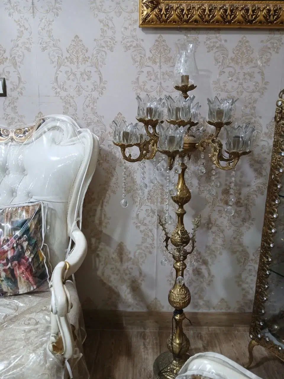 دو عدد لوستر ایستاده کنارسالنی ۱۳شعله برنز|لوستر و چراغ آویز|خرم‌آباد, |دیوار