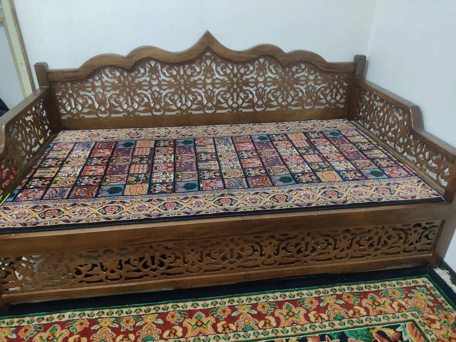 تخت سنتی ابعاد  صدوبیست در دو متر|تخت و سرویس خواب|اصفهان, بهارستان|دیوار