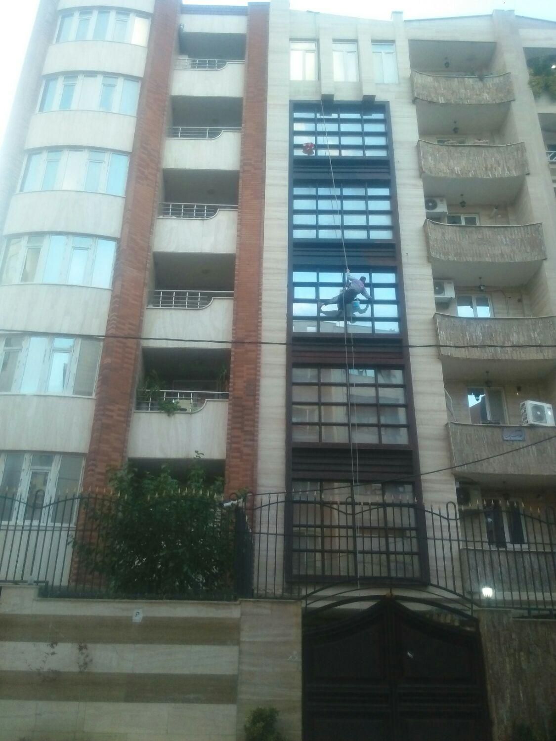 کاردرارتفاع.پیچ ورولپلاک نما.شستشو.نصب لوله بخاری|خدمات پیشه و مهارت|کرمانشاه, |دیوار