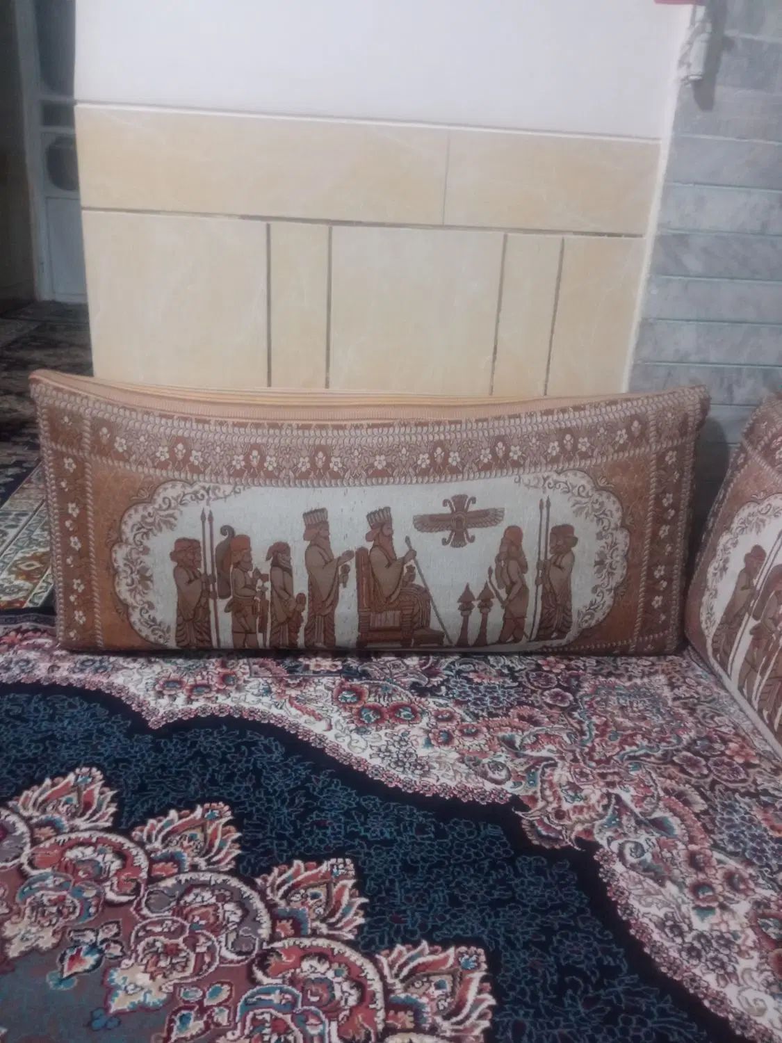 پشتی قالیچه ای، تمیز مرتب|مبلمان خانگی و میز عسلی|شیراز, لشکری‎|دیوار
