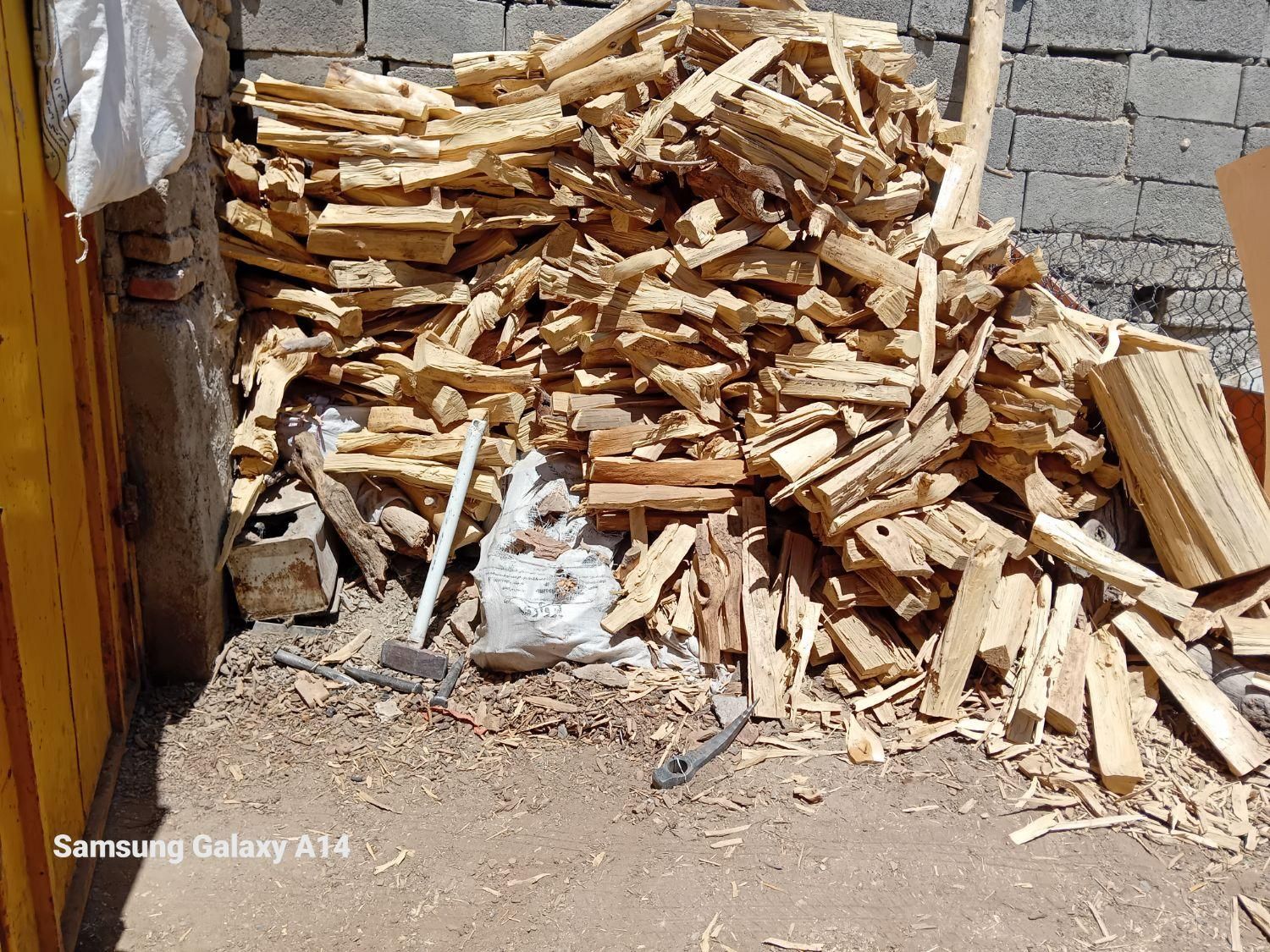 قطع وتیکه کردن درخت وچوب بااره موتوری|خدمات باغبانی و درختکاری|زاهدان, |دیوار