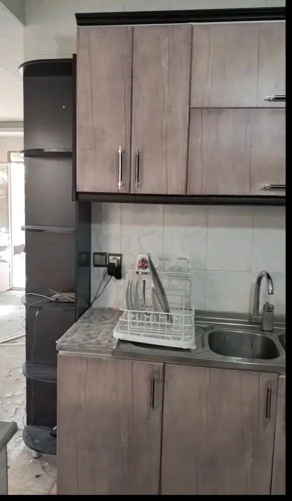 کابینت به همراه گاز و هود و سینک و دوتا دکور چوبی|آب‌چکان و نظم‌دهنده ظروف|اشتهارد, |دیوار