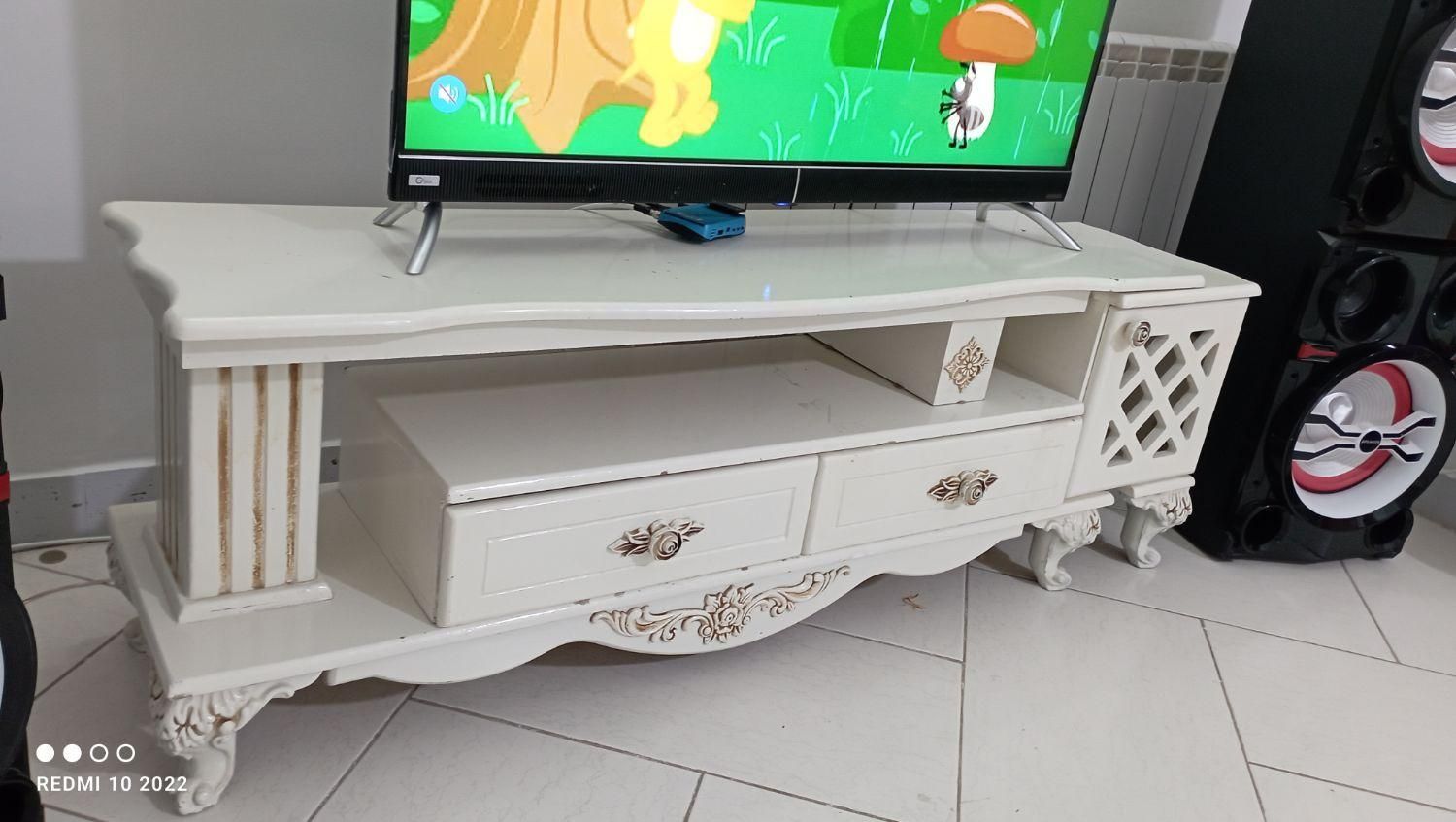 میز تلویزیون شکسته نیاز به تعمیر|میز تلویزیون|بومهن, |دیوار