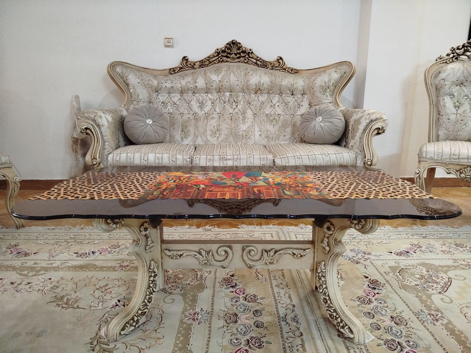 مبلمان سلطنتی ۹ نفره چوب گردو منبت کاری و نهارخوری|مبلمان خانگی و میز عسلی|لاهیجان, شیخ زاهد|دیوار