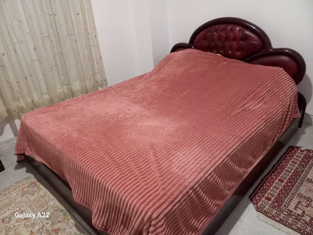 تخت خواب کینگ سایز و میز توالت|تخت و سرویس خواب|رشت, دیلمان|دیوار