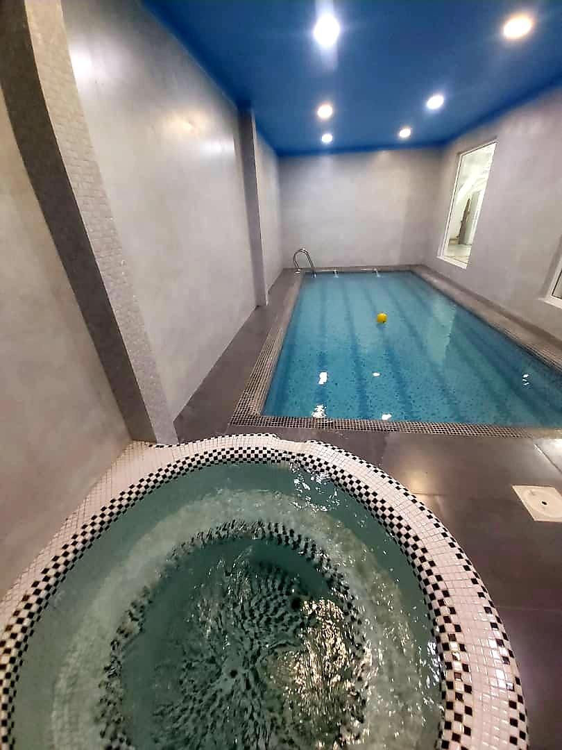 ویلا با استخر وجکوزی سرپوشیده مدرن|اجارهٔ کوتاهمدت ویلا و باغ|هشتگرد, باغشهر|دیوار