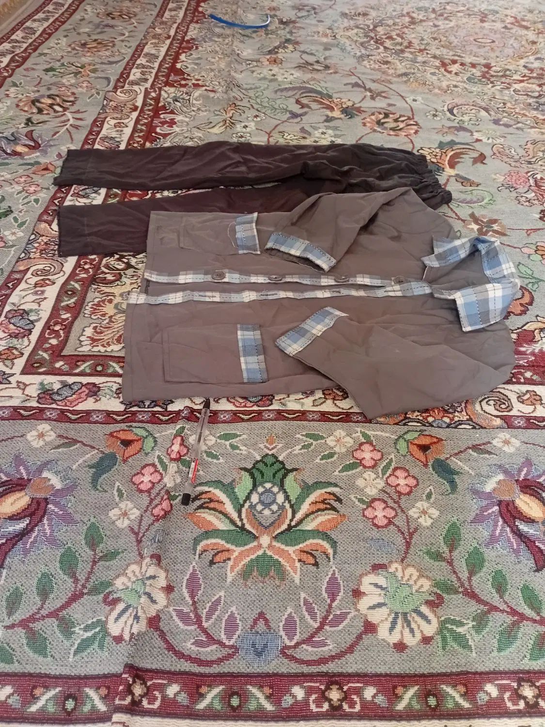 لباس مدرسه پسرانه|لباس|رشت, عینک|دیوار