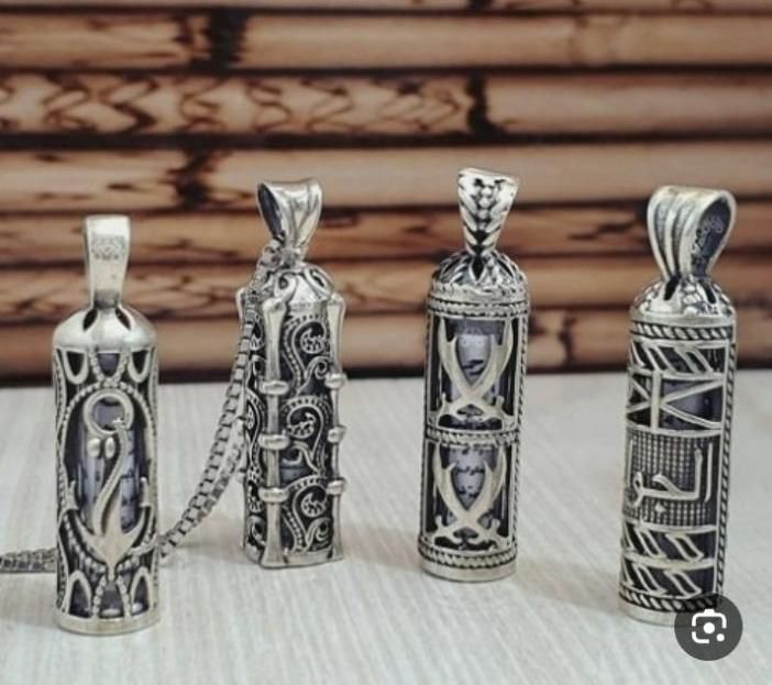حرز و نقره|بدلیجات|مهاجران, |دیوار