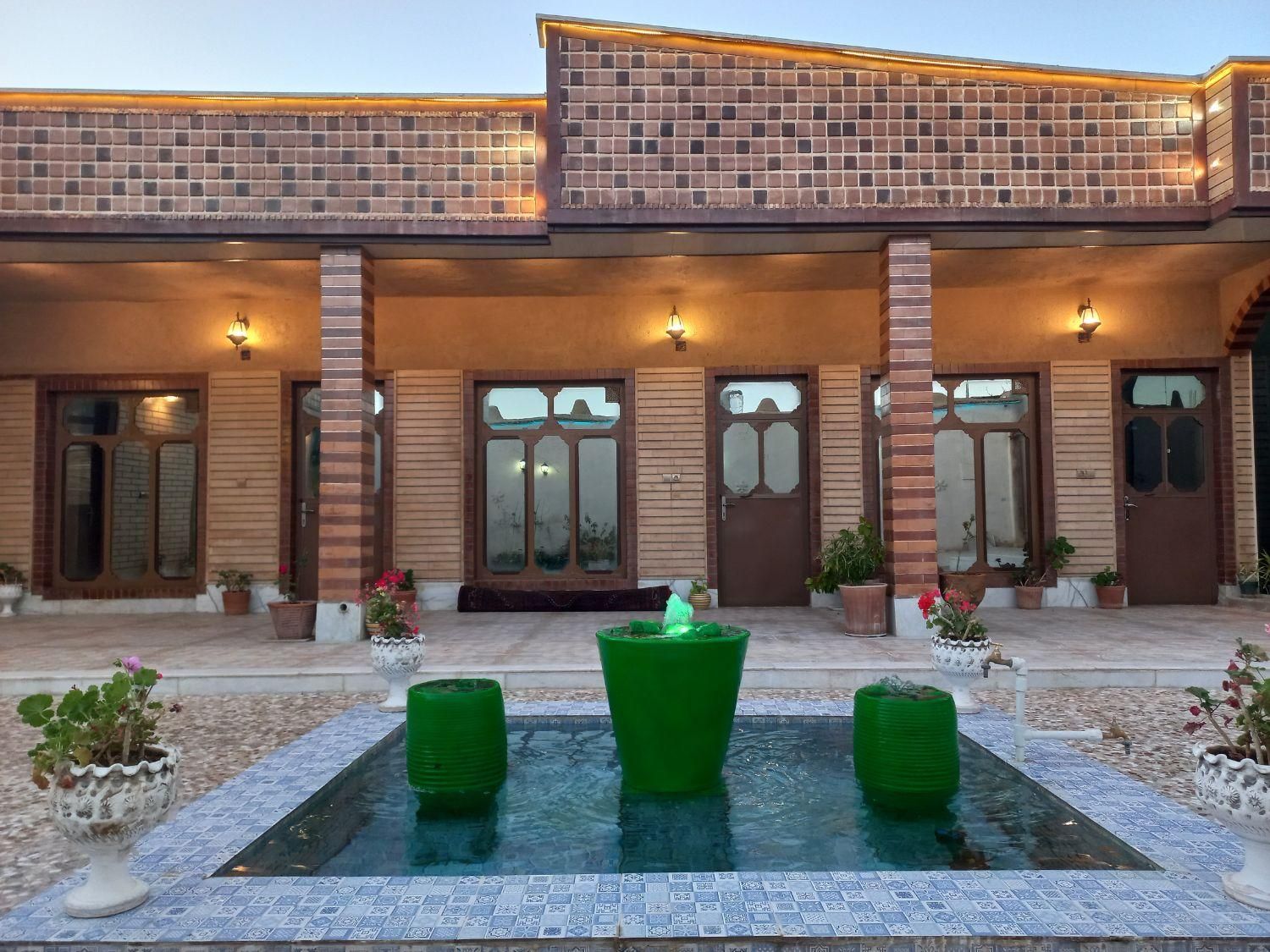 اقامتگاه بومگردی فاروق|اجارهٔ کوتاهمدت ویلا و باغ|شیراز, باغ تخت|دیوار