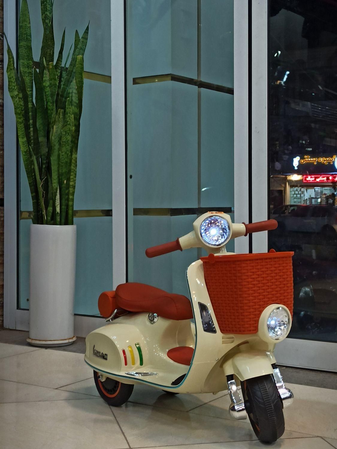 موتور شارژی وسپا سبد دار (اقساط)|اسباب‌بازی بچه|ایلام, |دیوار