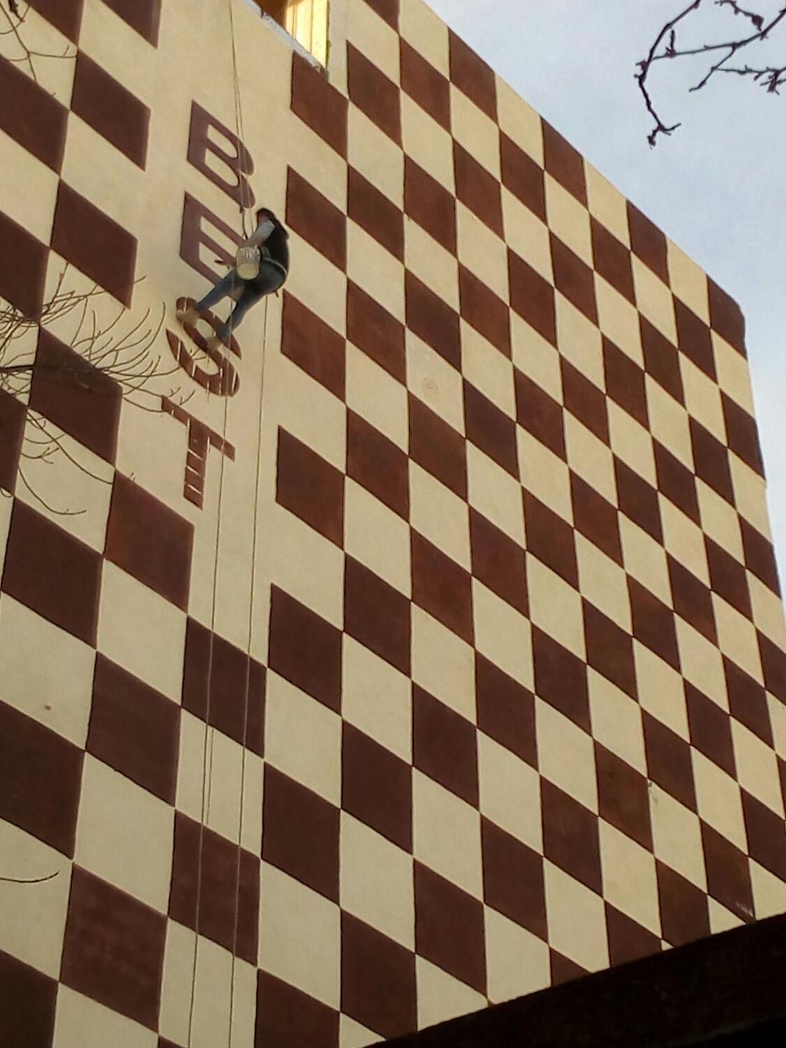 کاردرارتفاع.پیچ ورولپلاک نما.شستشو.نصب لوله بخاری|خدمات پیشه و مهارت|کرمانشاه, |دیوار